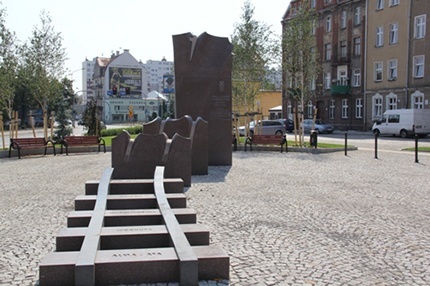Plac Sybiraków i pomnik już gotowe 1